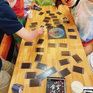 子ども食堂でボードゲーム「心霊衰弱」を遊ぶ子供たち