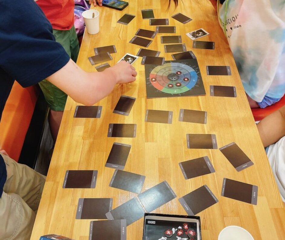 子ども食堂でボードゲーム「心霊衰弱」を遊ぶ子供たち